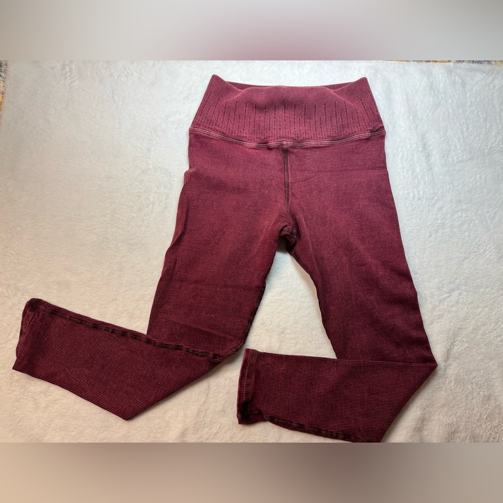 Avocado ribbed leggings in burgundy.